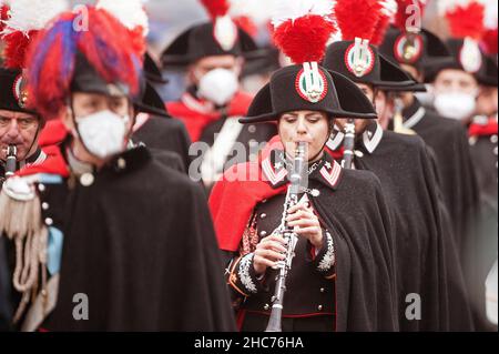 Vatikan, Vatikan. 25th Dez 2021. Italien, Rom, Vatikan, 2021/12/25. Die Carabinieri-Band tritt nach der Weihnachtsbotschaft von Papst Franziskus, Urbi et Orbi (lateinisch für „an die Stadt und die Welt“) aus der zentralen Loggia des Petersdoms im Vatikan auf. Foto von Alessia Giuliani/Catholic Press Photo/ . BESCHRÄNKT AUF REDAKTIONELLE VERWENDUNG - KEIN MARKETING - KEINE WERBEKAMPAGNEN. Kredit: Unabhängige Fotoagentur/Alamy Live Nachrichten Stockfoto