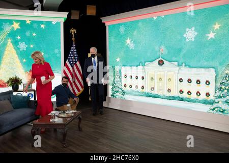 Washington, USA. 25th Dez 2021. US-Präsident Joe Biden (R) und First Lady Jill Biden (L) kommen am Weihnachtstag zu einem virtuellen Treffen mit Mitgliedern des US-Militärdienstes im Eisenhower Executive Office Building am Weißen Haus-Komplex in Washington, DC, USA, am 25. Dezember 2021. Quelle: SIPA USA/Alamy Live News Stockfoto