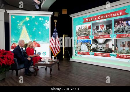 Washington, USA. 25th Dez 2021. US-Präsident Joe Biden (L) und First Lady Jill Biden (2-L) nehmen am Weihnachtstag an einem virtuellen Treffen mit Mitgliedern des US-Militärdienstes im Eisenhower Executive Office Building am Weißen Haus-Komplex in Washington, DC, USA, am 25. Dezember 2021 Teil. Quelle: SIPA USA/Alamy Live News Stockfoto