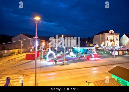 Stadt Krizevci Dämmerung Advent Licht Ansicht, Prigorje Region von Kroatien Stockfoto