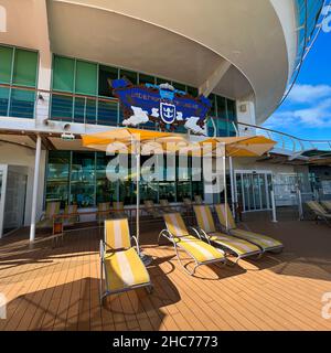 Orlando, FL USA-6. Dezember 2021: Das Logo und das Zeichen auf dem Royal Caribbean RCL-Kreuzschiff Independence of the Seas in Port Canaveral, Florida. Stockfoto