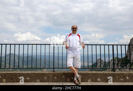 Reifer Mann auf panoramischer Kulisse des Llobregat-Flusstals von der Abtei Montserrat in Richtung Serra de Collcardus, Katalonien, Spanien. Stockfoto