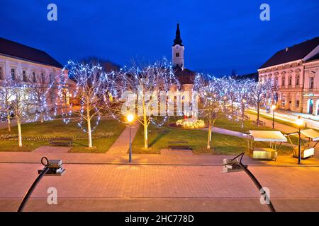 Stadt Krizevci Dämmerung Advent Licht Ansicht, Prigorje Region von Kroatien Stockfoto