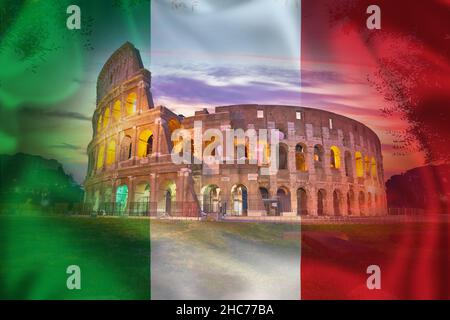 Kolosseum von Rom Blick in der Dämmerung auf italienischen Flagge Overlay, berühmtes Wahrzeichen der ewigen Stadt, Hauptstadt von Italien Stockfoto