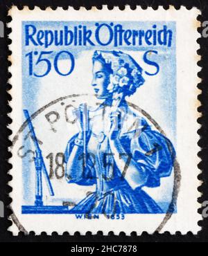 ÖSTERREICH - UM 1951: Eine in Österreich gedruckte Briefmarke zeigt Frau aus Wien, 1853, Landeskostüm, um 1951 Stockfoto