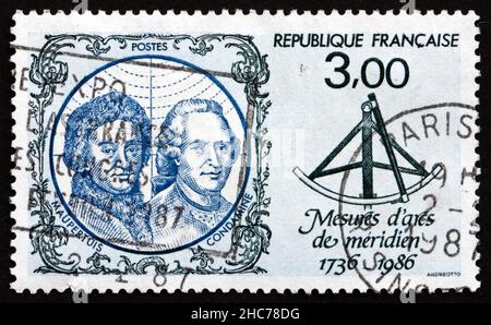 FRANKREICH - UM 1986: Eine in Frankreich gedruckte Briefmarke zeigt Pierre-Louis Moreau de Maupertuis, La Condamine und Sextant, 250th. Jahrestag von Lappland Exp Stockfoto