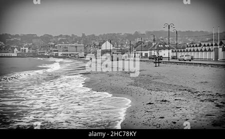 Eine schwarz-weiße Behandlung des Swanage Strandes an einem regnerischen Wintertag, die wie eine alte Postkarte aussahe Stockfoto