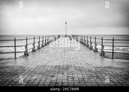 Swanage Küstenstadt an einem Wintertag. Eine schwarz-weiße Behandlung, die wie eine alte Postkarte aussieht Stockfoto