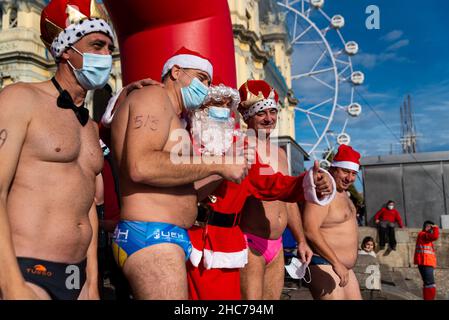 Spanien. 25th Dez 2021. Menschen, die als Weihnachtsmann verkleidet sind, bereiten sich darauf vor, am traditionellen Weihnachtsschwimmwettbewerb „Copa Nadal“ 112th teilzunehmen, dem ältesten Wasserschwimmwettbewerb Spaniens, der jedes Jahr am Weihnachtsmorgen im Hafen von Barcelona, Spanien, am 25. Dezember 2021 stattfindet. (Foto von Davide Bonaldo/Sipa USA) Quelle: SIPA USA/Alamy Live News Stockfoto