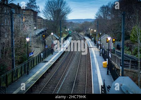 Bahnhof Saltaire, Saltaire, Bradford, West Yorkshire, Großbritannien. Das Dorf Saltaire liegt in der Nähe von Bradford in West Yorkshire, England. Es ist nach Sir Titus Salt benannt, der eine Textilfabrik, bekannt als Salzmühle und dieses Dorf am Fluss Aire, gebaut hat. Das von den Architekten Lockwood und Mawson entworfene Saltaire verfügt über eine wunderschöne italienische Architektur und eine reiche Geschichte. Das Dorf Saltaire wurde 2001 von der UNESCO zum Weltkulturerbe erklärt. Stockfoto