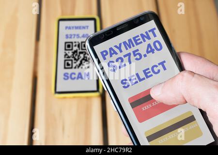 Ein Smartphone, das den QR-Code auf einem anderen Smartphone scannt, um eine elektronische Zahlung zu tätigen Stockfoto
