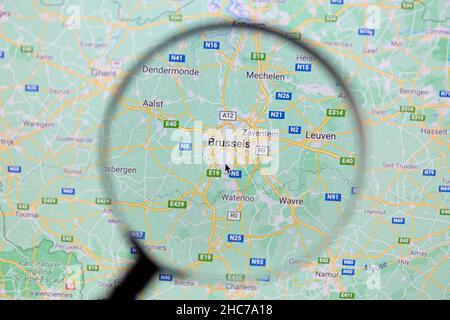 Ostersund, Schweden - 2. Dez 2021: Brüssel auf Google Maps unter einer Lupe. Brüssel ist die Hauptstadt Belgiens. Stockfoto