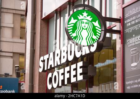 Prag, Tschechische Republik - 22. Dezember 2015. Starbucks-Kaffee-Schild. Starbucks Coffee ist eine amerikanische Kette von Coffee Shops, die in Seattle gegründet wurde. Stockfoto