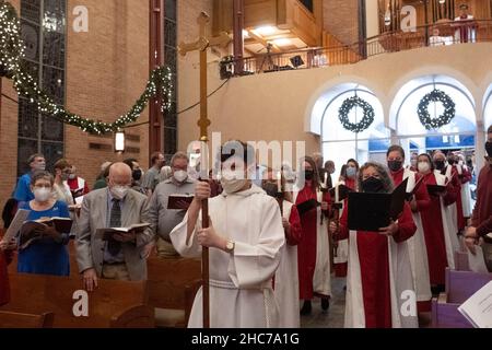 Austin, TX, USA. 24th Dez 2021. Der Chor tritt in das Heiligtum ein, das während der Heiligabend-Gottesdienste in der Lutherischen Kirche St. Martin verborgen ist. Die Kirche, ein Mitglied der Evangelisch-Lutherischen Kirche von Amerika (ELCA), ist mehr als 136 Jahre alt und dient in ihrem modernen Gebäude aus der Mitte des Jahrhunderts in der Innenstadt von Austin, Texas, einer vielfältigen Bevölkerung. (Bild: © Bob Daemmrich/ZUMA Press Wire) Stockfoto