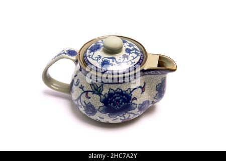 Alte chinesische Teekannen isoliert auf weiß Stockfoto