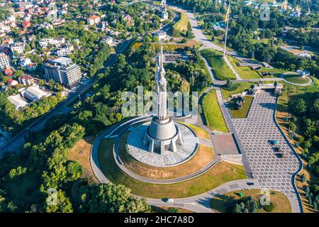 Luftaufnahme des Mutterland-Denkmals in Kiew. Stockfoto