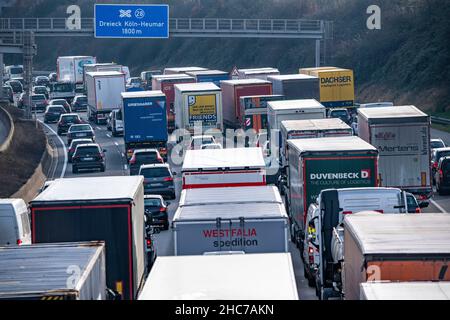 Stau auf der Autobahn A3, beim Kreuz Köln-Ost, in Richtung Süden, vier Fahrspuren mit PKW und vielen LKW gestaut, insgesamt über 8 Kilometer, Köln, NR Stockfoto