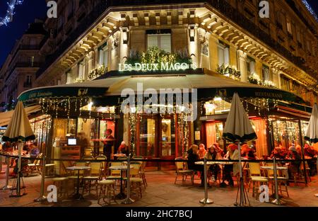 Paris, France-December 23, 2021 : das berühmte Café Les deux magots, das zu Weihnachten 2021 dekoriert wurde. Es liegt am Saint-Germain Boulevard. Es war einmal hom Stockfoto