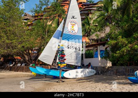 Segelboot auf dem Strand von la ropa in Zihuatanejo, Mexiko Stockfoto