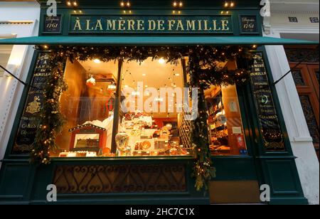 Paris, France- December 23 , 2021 : A la Mere de Famille ist das älteste Schokoladengeschäft in Paris. Das Geschäft wurde 1761 in Faubourg Montmartre eröffnet Stockfoto