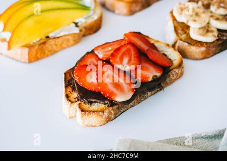 Köstliche Obsttoasts zum Frühstück, Mittagessen oder Snack. Gesunde Ernährung Stockfoto