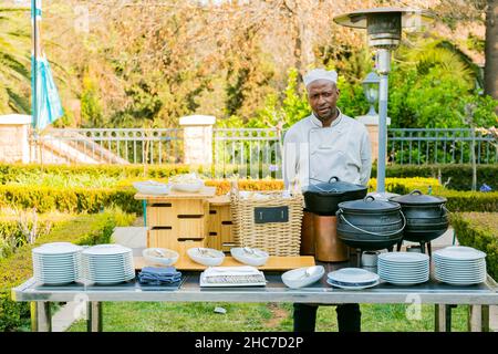 Johannesburg, Südafrika - 15. August 2018: Catering-Mitarbeiter bei gesellschaftlichen Veranstaltungen im Freien Stockfoto