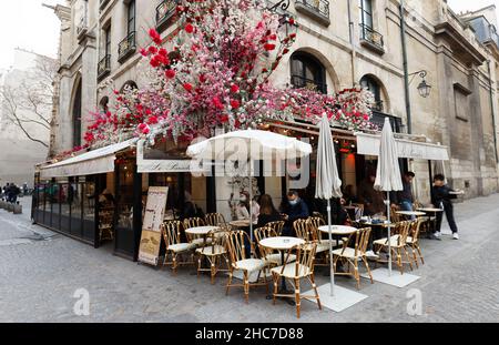 Paris, France-December 23 , 2021 : das Café Le Paradis ist ein traditionelles französisches Café im Pariser Viertel Les Halles., Frankreich. Stockfoto