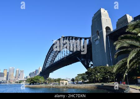 Atemberaubender Blick auf die Sydney Harbour Bridge in Australien unter blauem wolkenlosem Himmel Stockfoto