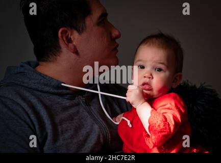Baby Mädchen mit ihrem Vater Stockfoto