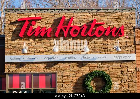 Tim Hortons Cafe und Donut Shop Schild am Eingang. Halifax, Nova Scotia. Stockfoto
