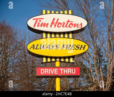 Tim Hortons Café und Donut Shop Schild am Eingang des Drive Thru. Halifax, Nova Scotia Stockfoto