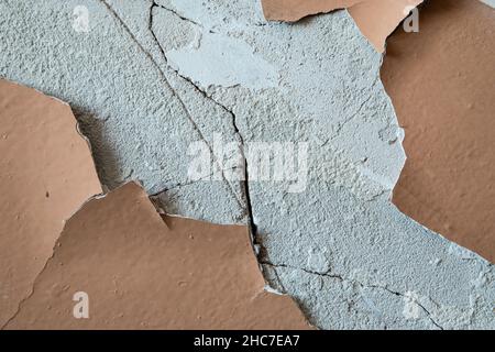 Abblätternde Farbe. Historisches Gebäude, Renovierungs- und Reparaturarbeiten. Stockfoto