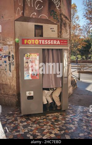 Rom, Latio, Italien - 12-17-2021: Menschen, die Selfies in einem Fotostand in den Straßen von Rom, Italien, machen. Stockfoto