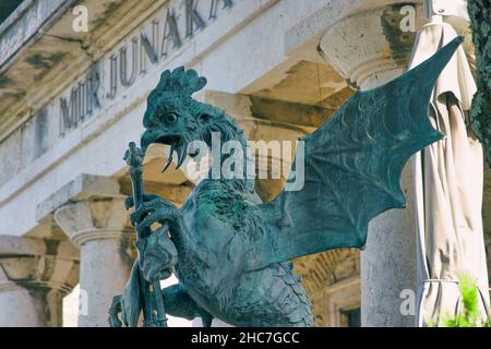 Statue des Basilisken von Rijeka am Burghof von Trsat Stockfoto