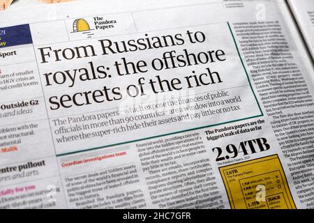 „von Russen zu Royals: Die Offshore-Geheimnisse der Reichen“ Headline-Clip der Zeitung Guardian Pandora Papers 4. Oktober 2021 London England Großbritannien Stockfoto