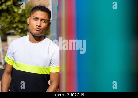 Porträt eines jungen schwarzen Latino-Mannes auf der Straße Stockfoto