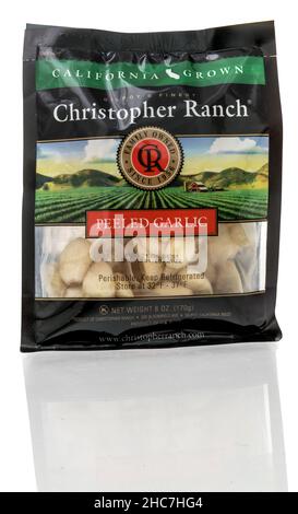 Winneconne, WI -21 December 2021: Ein Paket von Christopher Ranch geschälten Knoblauch auf einem isolierten Hintergrund Stockfoto