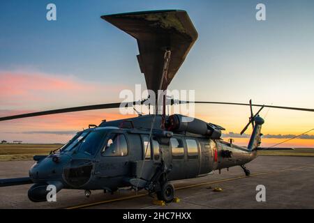 Ein HH-60 Pave Hawk vom Luftwaffenstützpunkt Kirtland, New Mexico, sitzt auf einer Rampe auf der Sheppard AFB, Texas, 28. September 2021. Die Ankunft des pensionierten Flugzeugs am 27. September ist 30 Jahre in der Erstellung, als ein Antrag im April 1991 eingereicht wurde, um die 8HH-60 nach Sheppard gebracht zu haben, um als Bodenlehrflugzeug für 363rd Training Squadron Rüstung und Munitions Airmen in Training verwendet zu werden. Das Flugzeug könnte hier auch für andere technische Trainingsprogramme eingesetzt werden. (USA Luftwaffe Foto von 2nd LT. Logan Thomas) Stockfoto