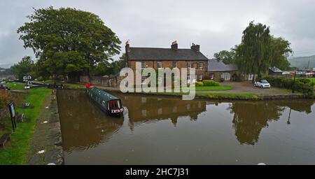 Schmalboot auf dem Marple Lock Flight - Marple Junction, wo der Macclesfield Canal auf t trifft Stockfoto