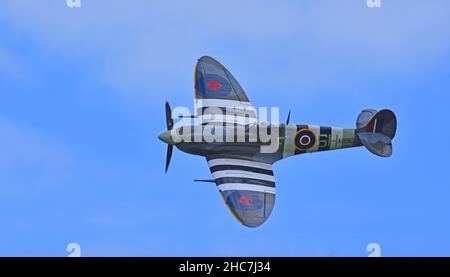 Vintage Supermarine Spitfire Mk VB AB910 im Flug gegen blauen Himmel. Stockfoto