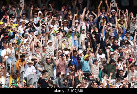 Am ersten Tag des dritten Ashes-Tests auf dem Melbourne Cricket Ground in Melbourne sind viele Zuschauer. Bilddatum: Sonntag, 26. Dezember 2021. Stockfoto