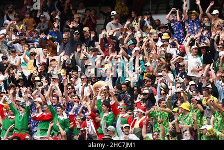 Am ersten Tag des dritten Ashes-Tests auf dem Melbourne Cricket Ground in Melbourne sind viele Zuschauer. Bilddatum: Sonntag, 26. Dezember 2021. Stockfoto