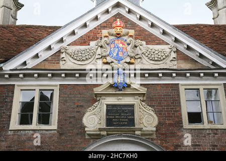 Salisbury, Wiltshire, England , Wappen auf der Matrons College Salisbury Kathedrale in der Nähe. Stockfoto