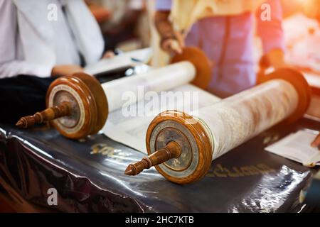 Alte Tora-Schriftrolle Nahaufnahme Detail jüdische Bücher von Tora in der Synagoge Stockfoto