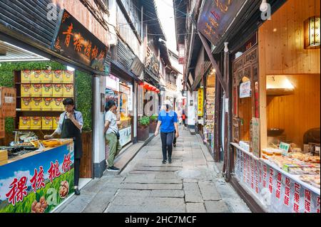 Alte Gebäude wurden in Geschäften und Restaurants entlang der Gassen in Zhujiajiao Ancient Water Town, einem historischen Dorf in Shanghai, China, umgewandelt Stockfoto