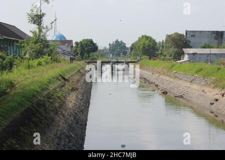 Aufbau eines Wasserkanals, der dazu dient, Wasser zum Ziel abzuleiten Stockfoto