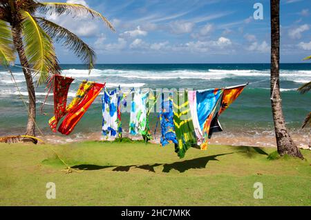 Barbados Küste in der Karibik mit bunten Strandtücher zum Verkauf auf einer Wäscheleine. Stockfoto