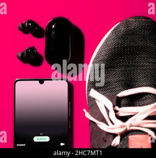 Flatlay von Ohrhörern Laufschuh und Telefon Stockfoto