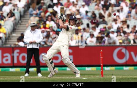 Der englische Ben Stokes trifft einen Schuss, den Nathan Lyon während des ersten Tages des dritten Ashes-Tests auf dem Melbourne Cricket Ground, Melbourne, in der Schlucht beim Bowling von Cameron Green erwischt hat. Bilddatum: Sonntag, 26. Dezember 2021. Stockfoto