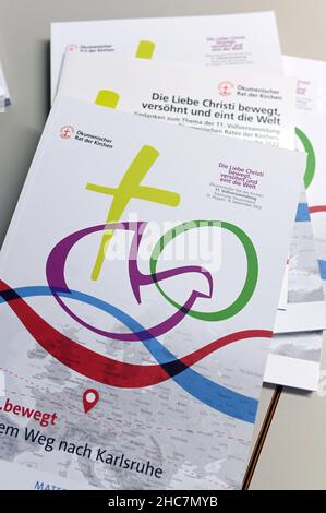 Karlsruhe, Deutschland. 07th Dez 2021. Informationsmaterial zur Versammlung des Ökumenischen Rates der Kirchen 11th ist in der Evangelischen Landeskirche in Baden zu sehen. Die Veranstaltung findet 2022 in Karlsruhe statt. (To dpa 'Karlsruhe bereitet sich auf das größte christliche Treffen der Welt vor') Quelle: Uli Deck/dpa/Alamy Live News Stockfoto